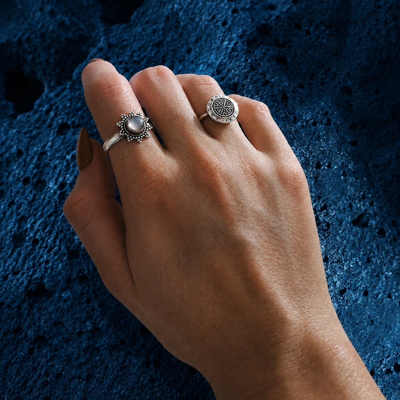 Bijoux argent Hikara, main portant une bague autoréglable